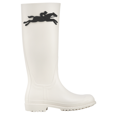 Flat boots